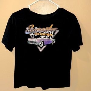 A kid t shirt with a car one the front. Size xL(14/16)
